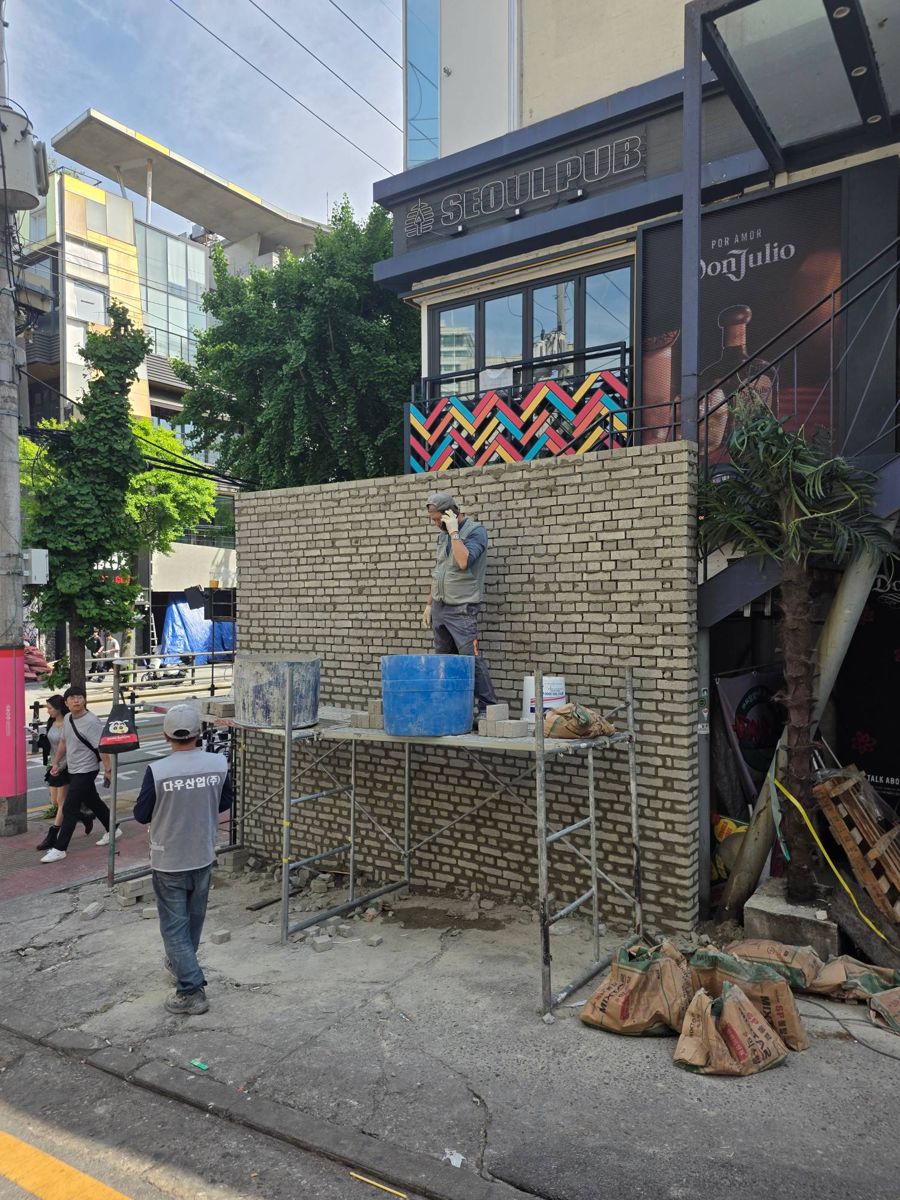 벽 높이까지 쌓은 모습