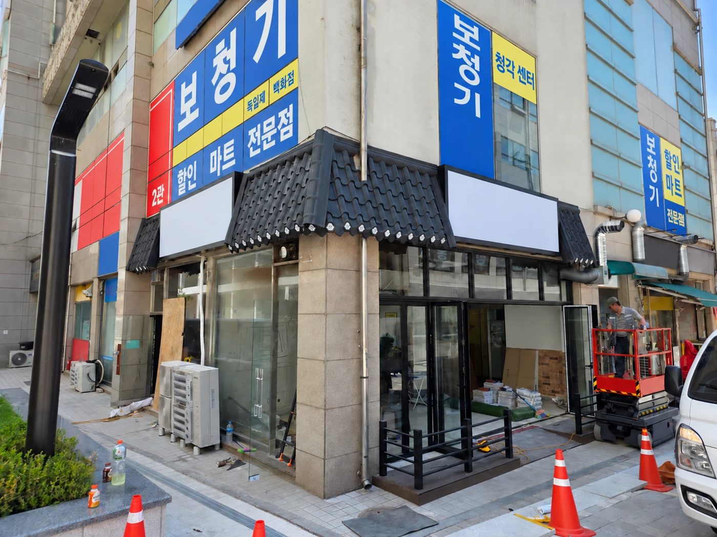 기와 강판 차양을 완성한 상가 모서리